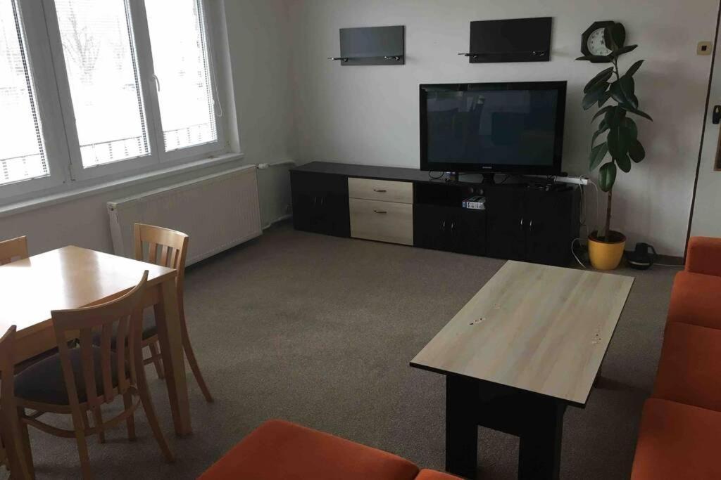 Family Apartment With Garden And Parking Spot Ceske Budejovice Luaran gambar
